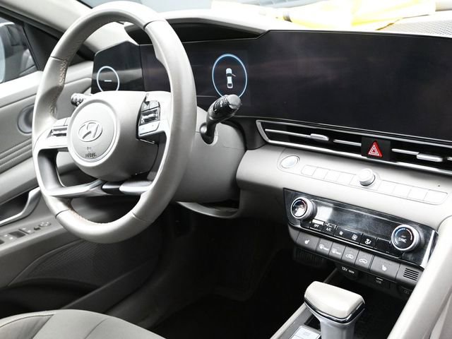 Used 2023 Hyundai Elantra SEL w/ Convenience Package FWD image 17