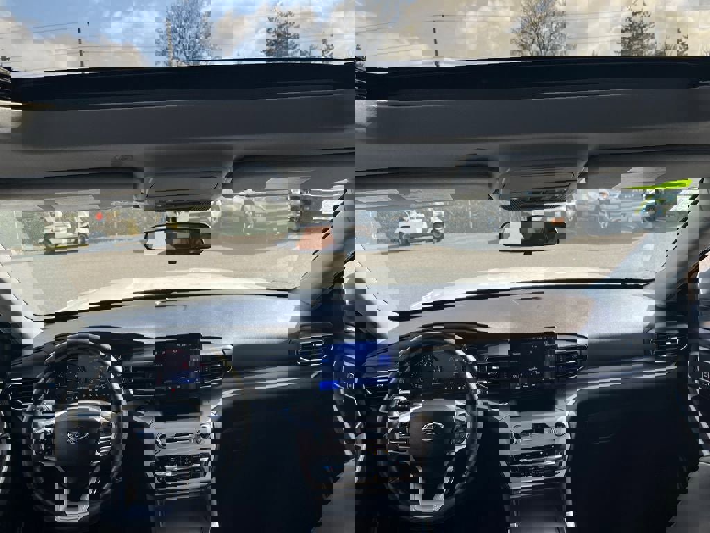 Used 2024 Ford Explorer XLT w/ Equipment Group 202A AWD/4WD image 17