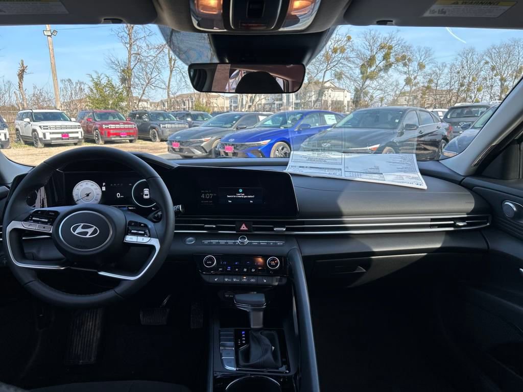 Used 2025 Hyundai Elantra SEL image 18