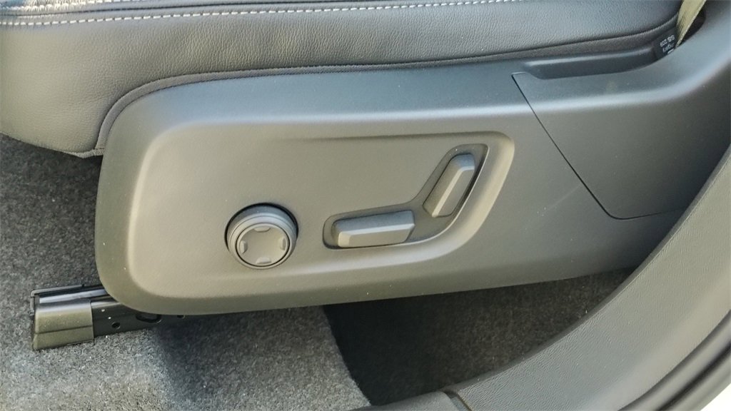 New 2026 Volvo XC40 B5 Plus w/ Climate Package image 10