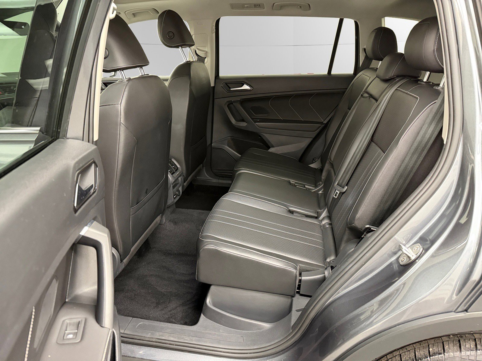 Used 2022 Volkswagen Tiguan SE AWD/4WD image 13