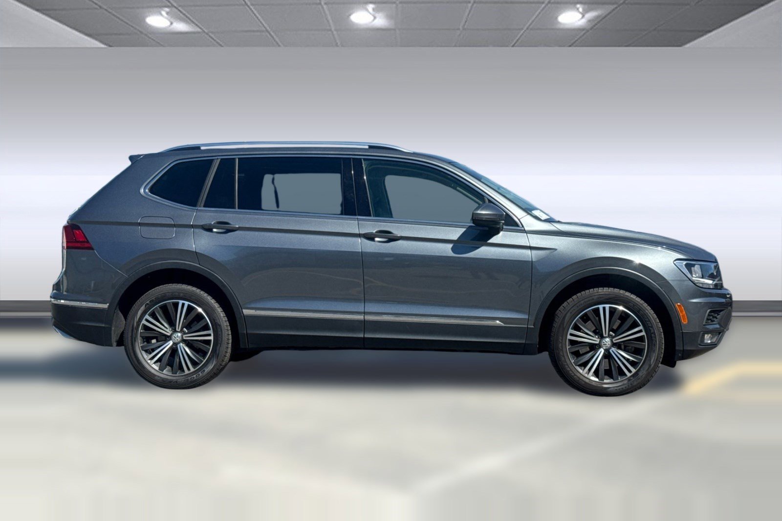 Used 2018 Volkswagen Tiguan SEL FWD image 7