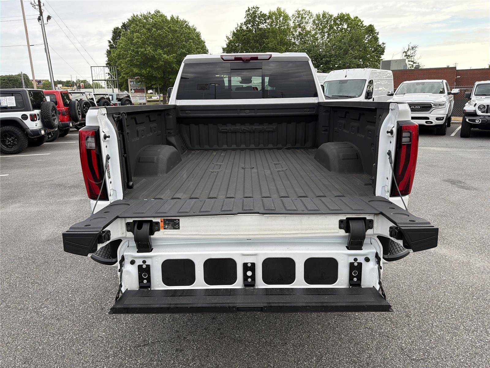 Used 2024 GMC Sierra 2500 Denali w/ Denali Reserve Package AWD/4WD image 18