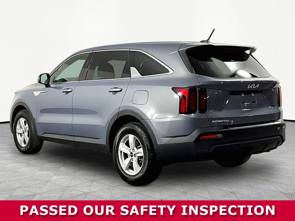 Used 2023 Kia Sorento LX FWD image 4