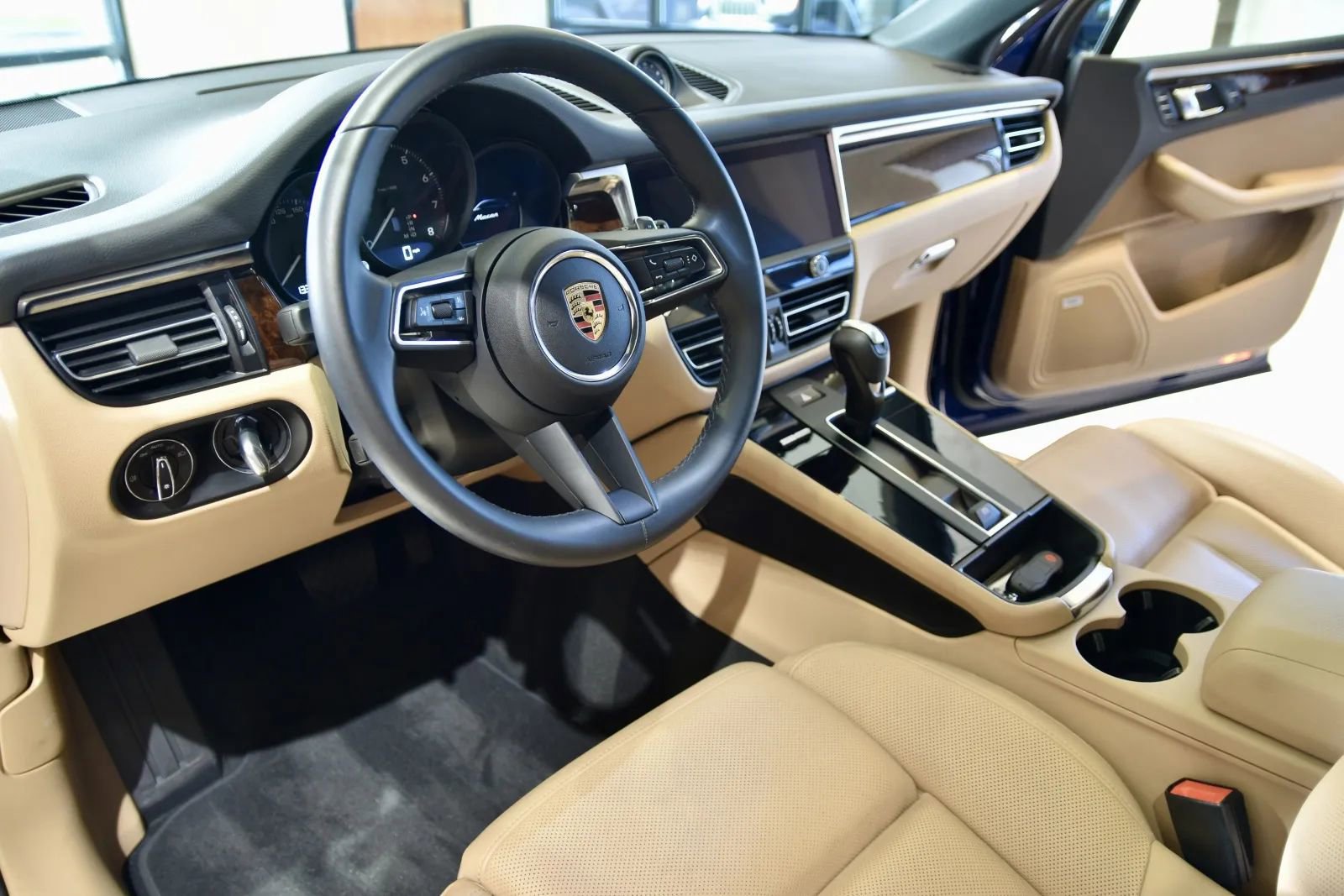 Used 2023 Porsche Macan image 12