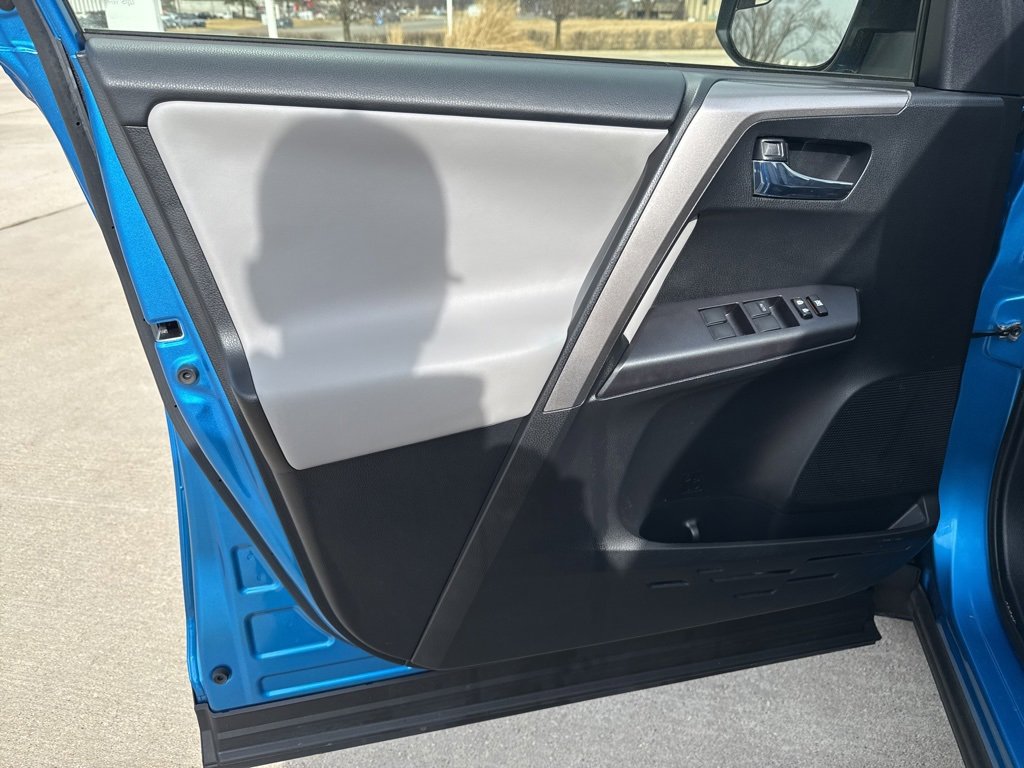 Used 2018 Toyota RAV4 XLE image 16