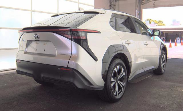 Used 2023 Toyota bZ4X XLE w/ Weather Package FWD image 3