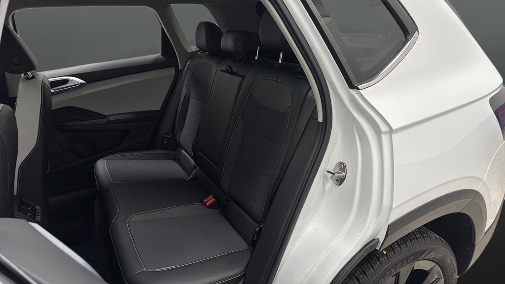 Used 2025 Volkswagen Taos SE w/ Panoramic Sunroof Package image 23