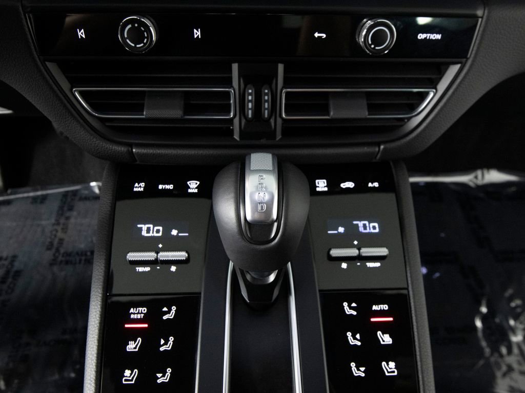 Certified 2026 Porsche Macan AWD/4WD image 27