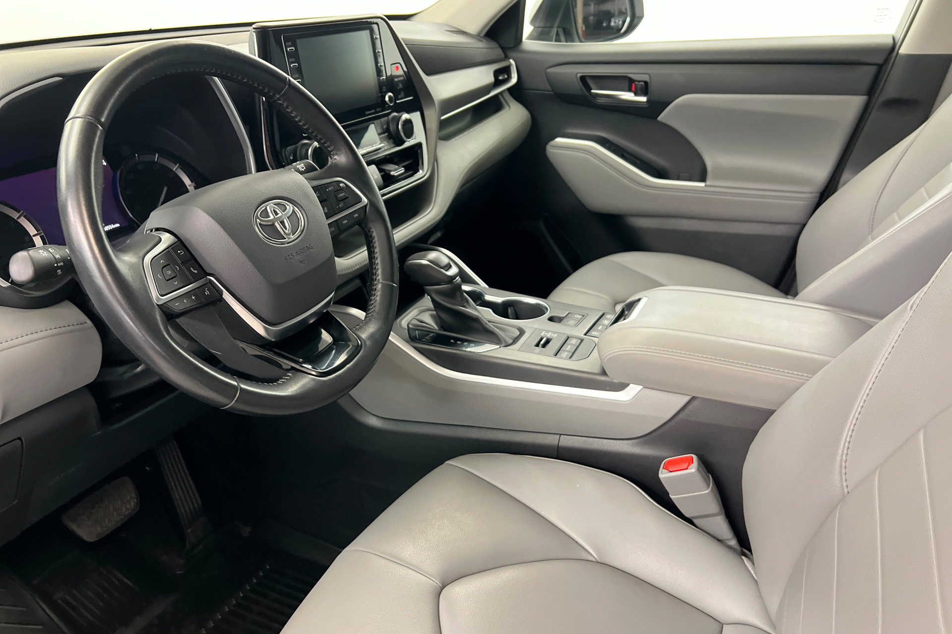 Used 2021 Toyota Highlander XLE AWD/4WD image 16