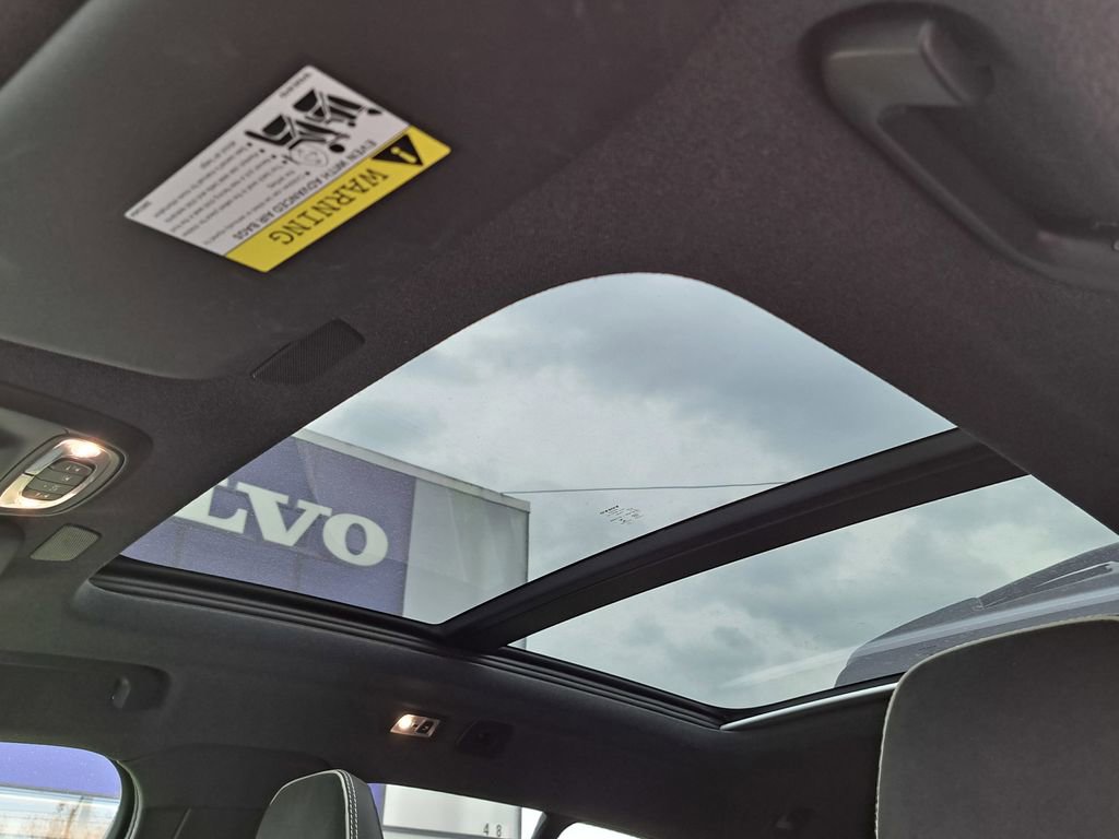 Used 2022 Volvo XC40 T5 R-Design w/ Advanced Package image 23