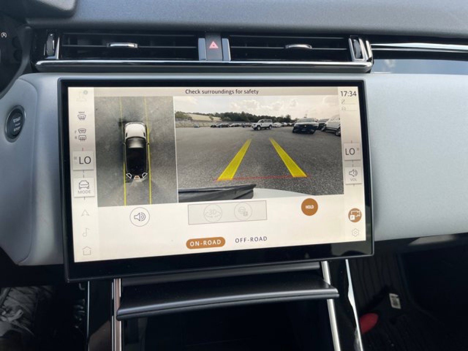 New 2025 Land Rover Range Rover Velar Dynamic SE image 17