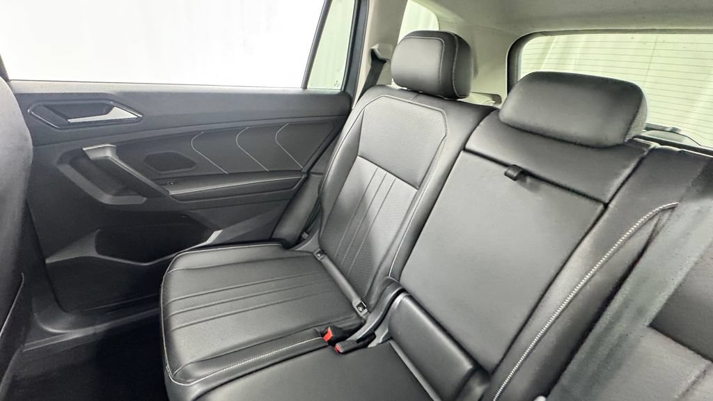 Used 2024 Volkswagen Tiguan SE AWD/4WD image 14