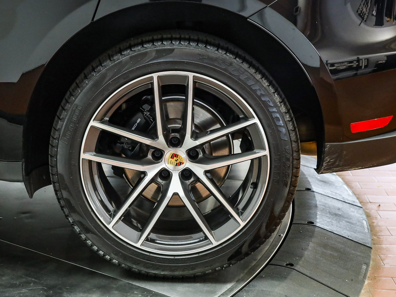 Certified 2026 Porsche Macan AWD/4WD image 9
