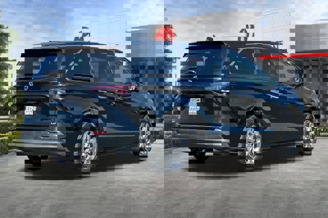 Used 2025 Toyota Sienna LE image 5