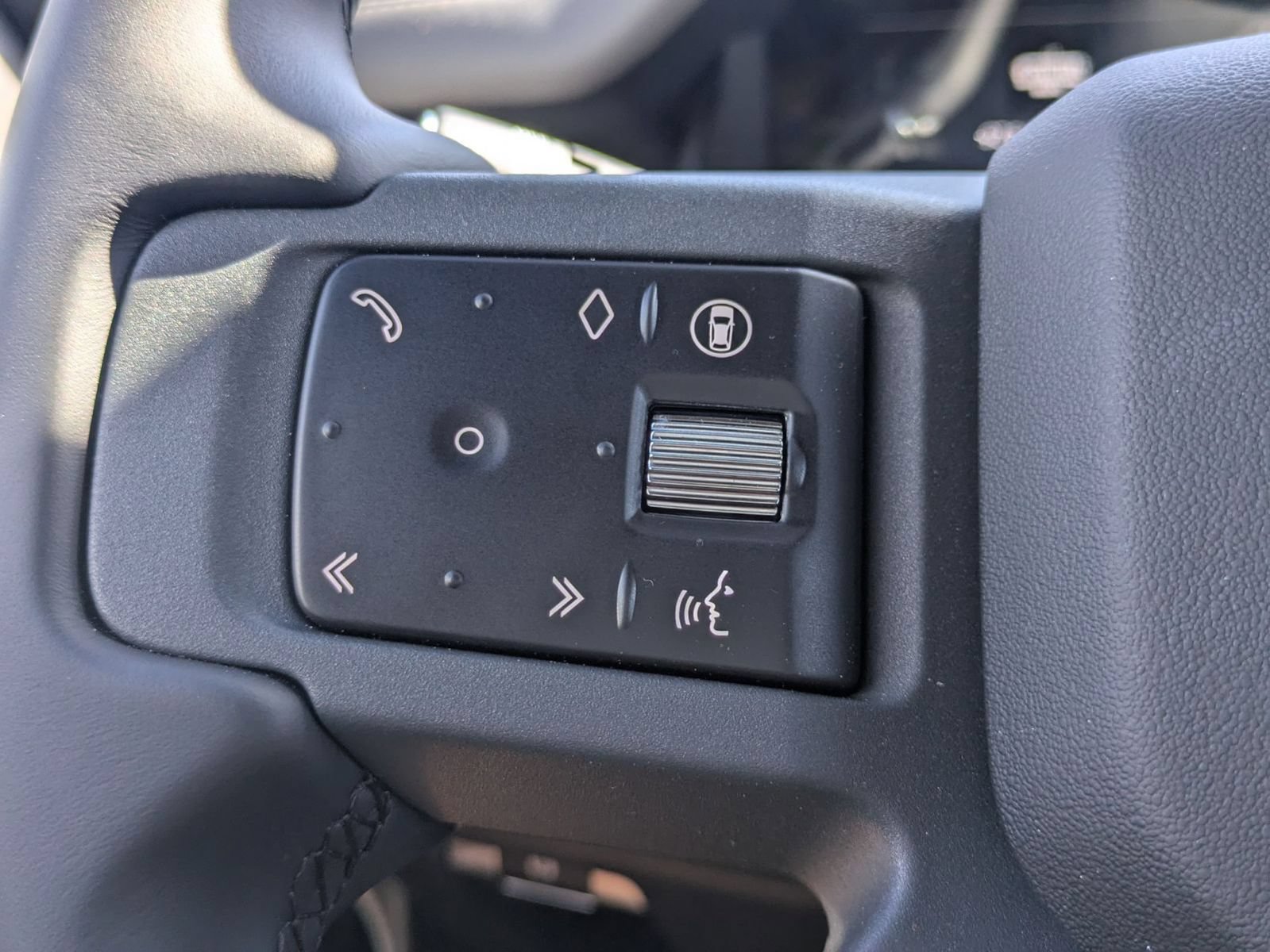 New 2026 Land Rover Defender 110 X-Dynamic SE AWD/4WD image 17