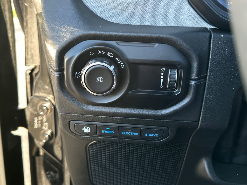 Used 2025 Jeep Wrangler Unlimited Sahara w/ Safety Group image 19