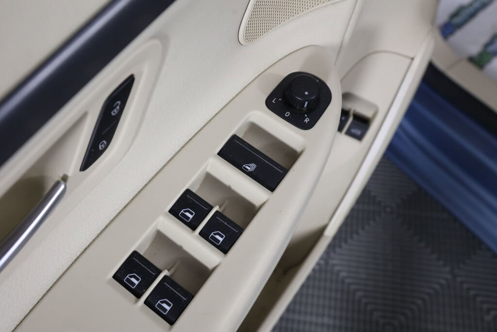 Used 2008 Volkswagen Eos 2.0T image 23