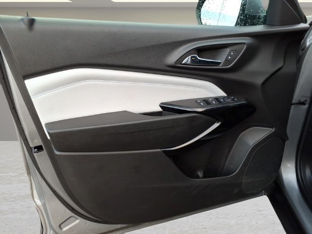 Used 2025 Chevrolet Trax LT w/ Driver Confidence Package FWD image 14
