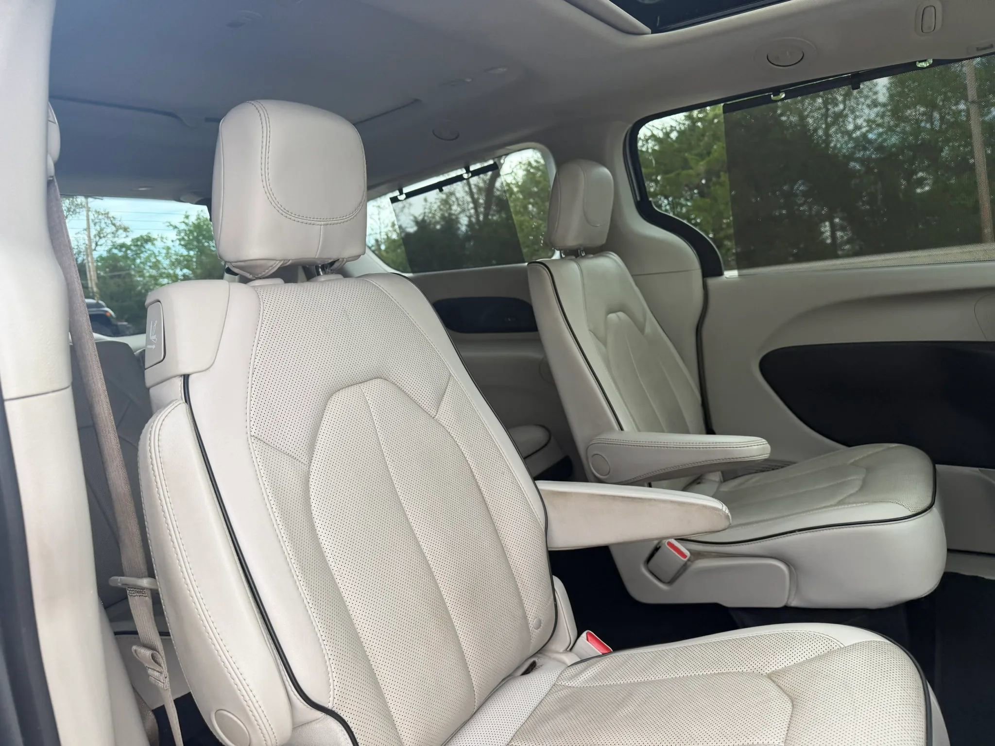 Used 2021 Chrysler Pacifica Limited image 46