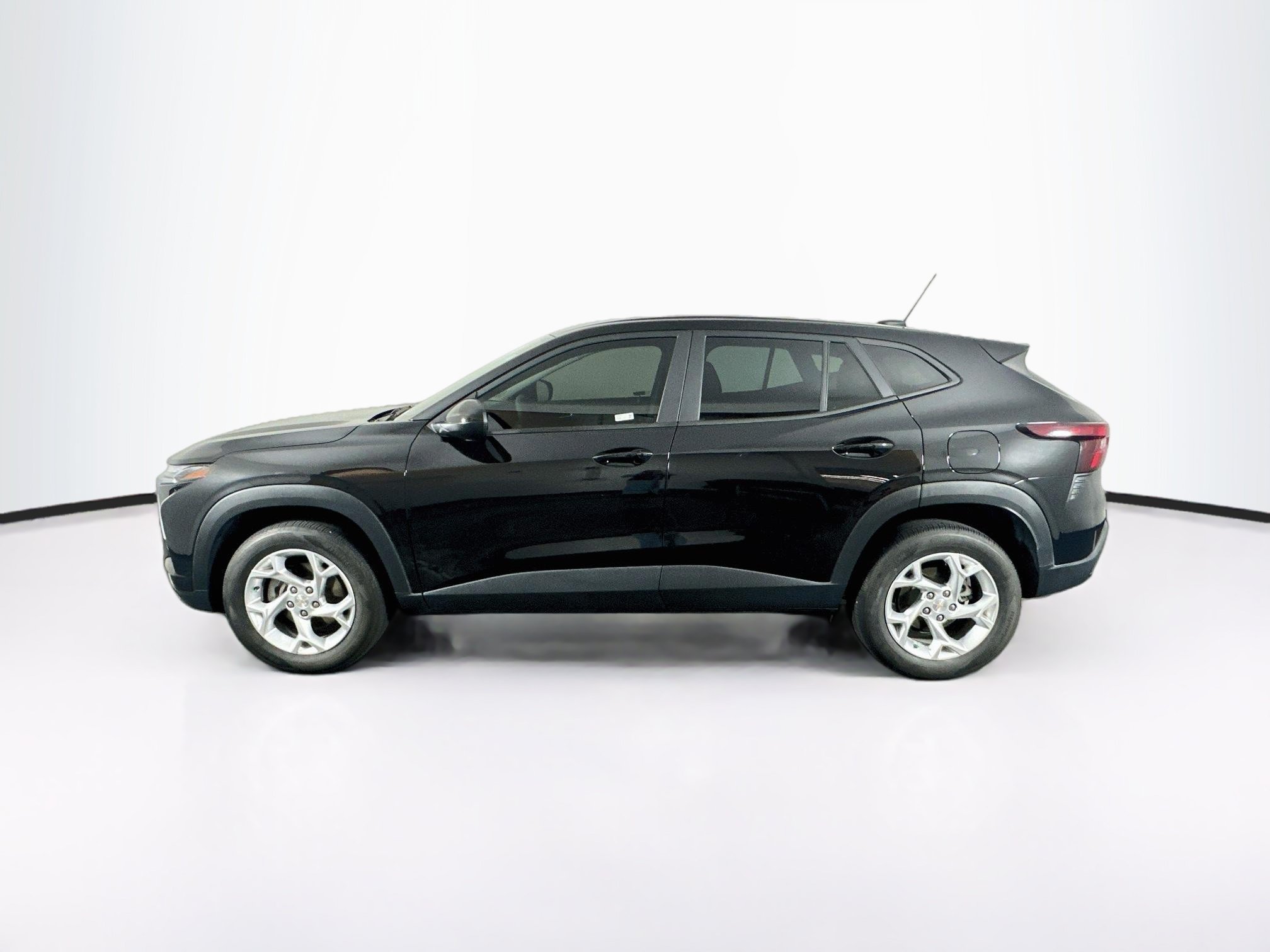 Used 2024 Chevrolet Trax LS w/ LS Convenience Package FWD image 4