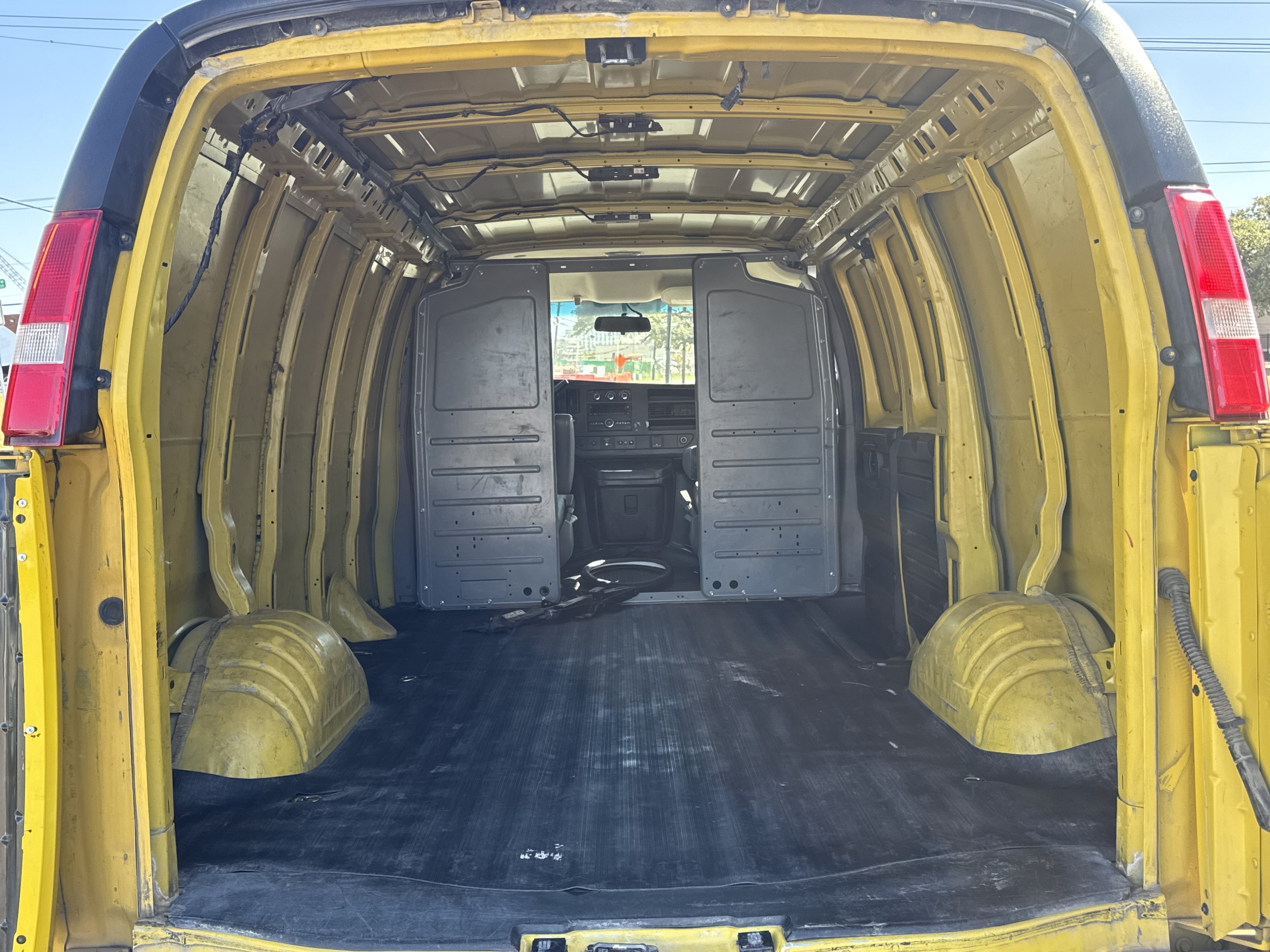 Used 2019 Chevrolet Express 2500 RWD image 7