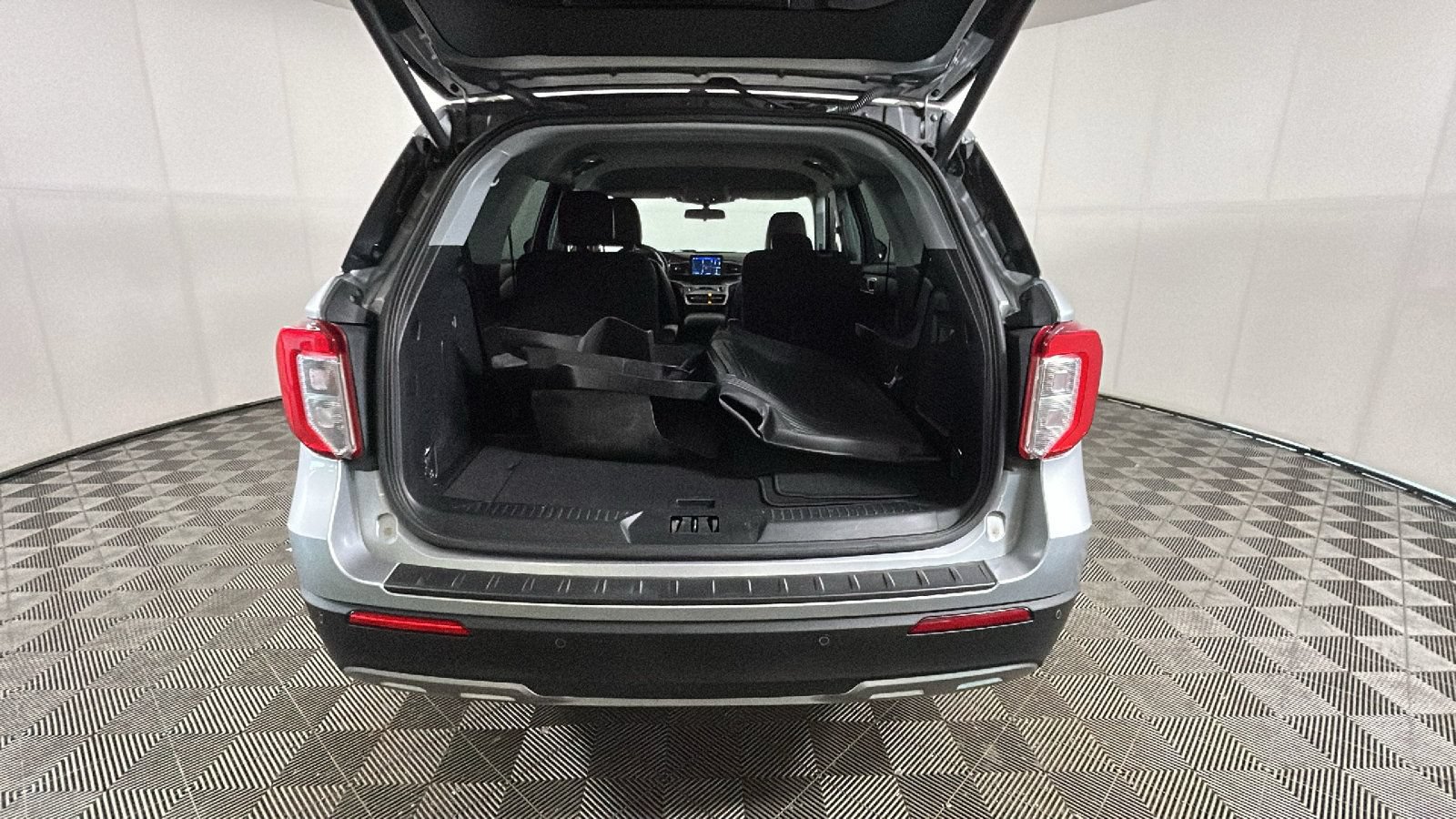 Used 2022 Ford Explorer XLT AWD/4WD image 32