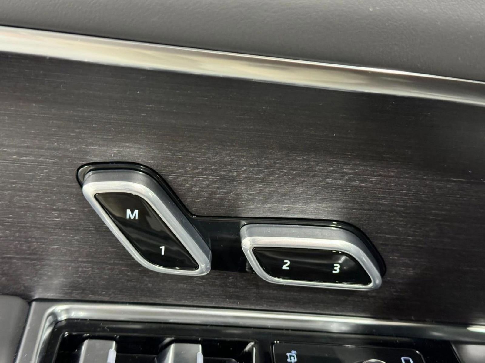 New 2026 Land Rover Range Rover Long Wheelbase SE image 24