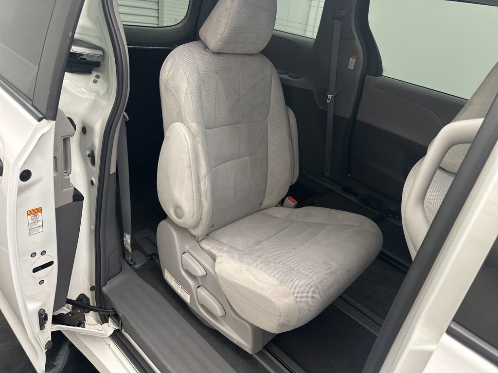 Used 2019 Toyota Sienna L image 13