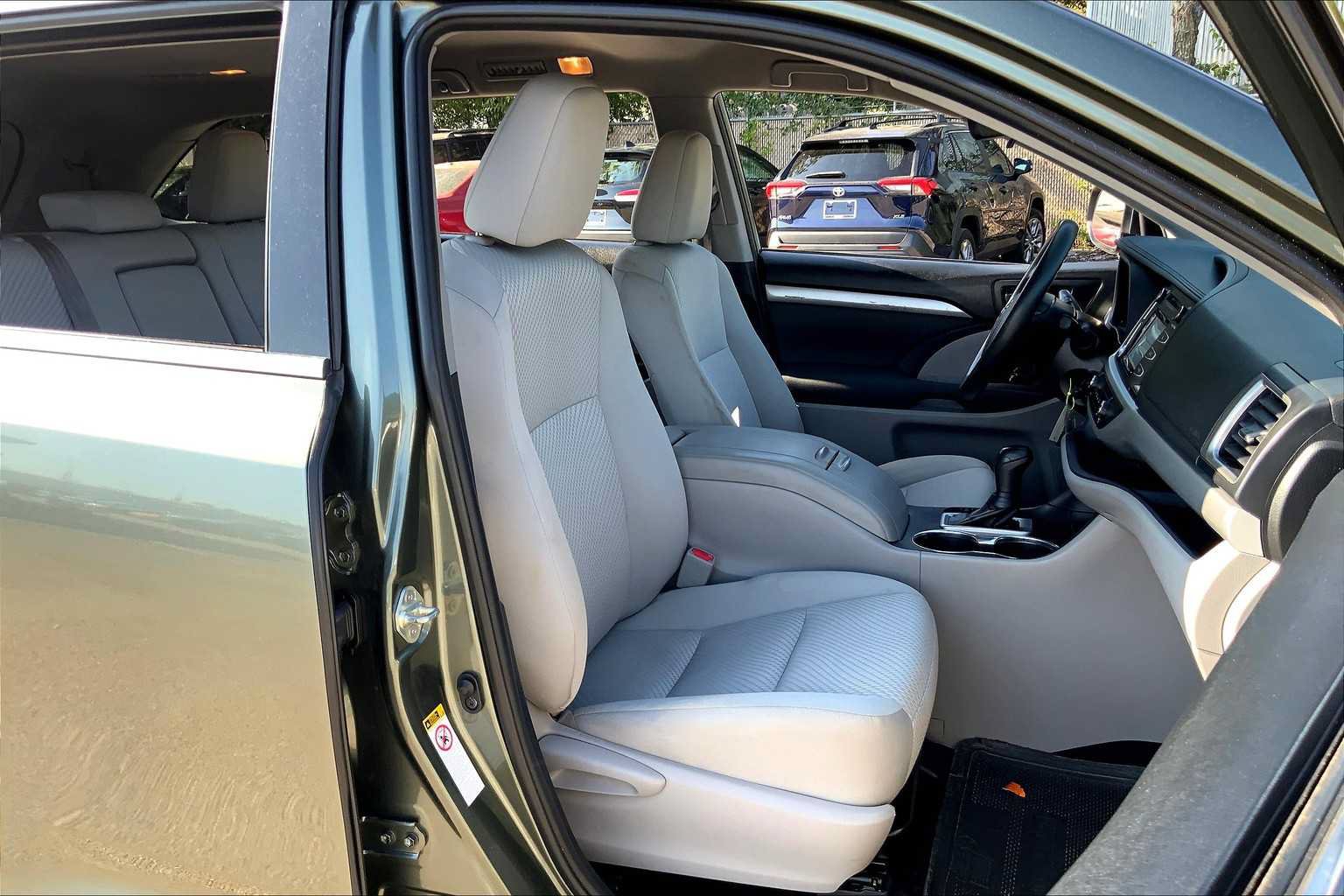 Used 2019 Toyota Highlander LE FWD image 9