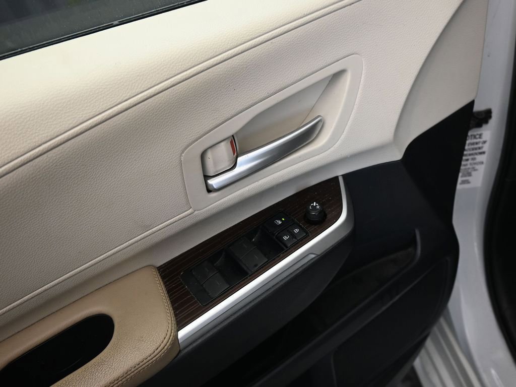Used 2021 Toyota Sienna XLE image 26