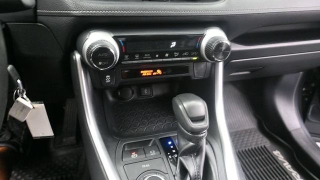 Used 2021 Toyota RAV4 LE AWD/4WD image 20