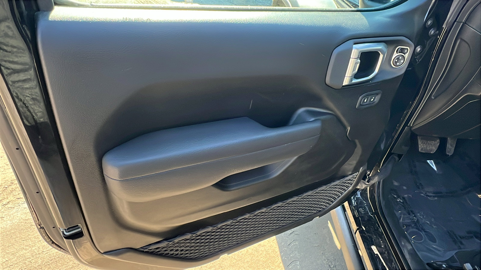 Used 2025 Jeep Wrangler Willys image 14