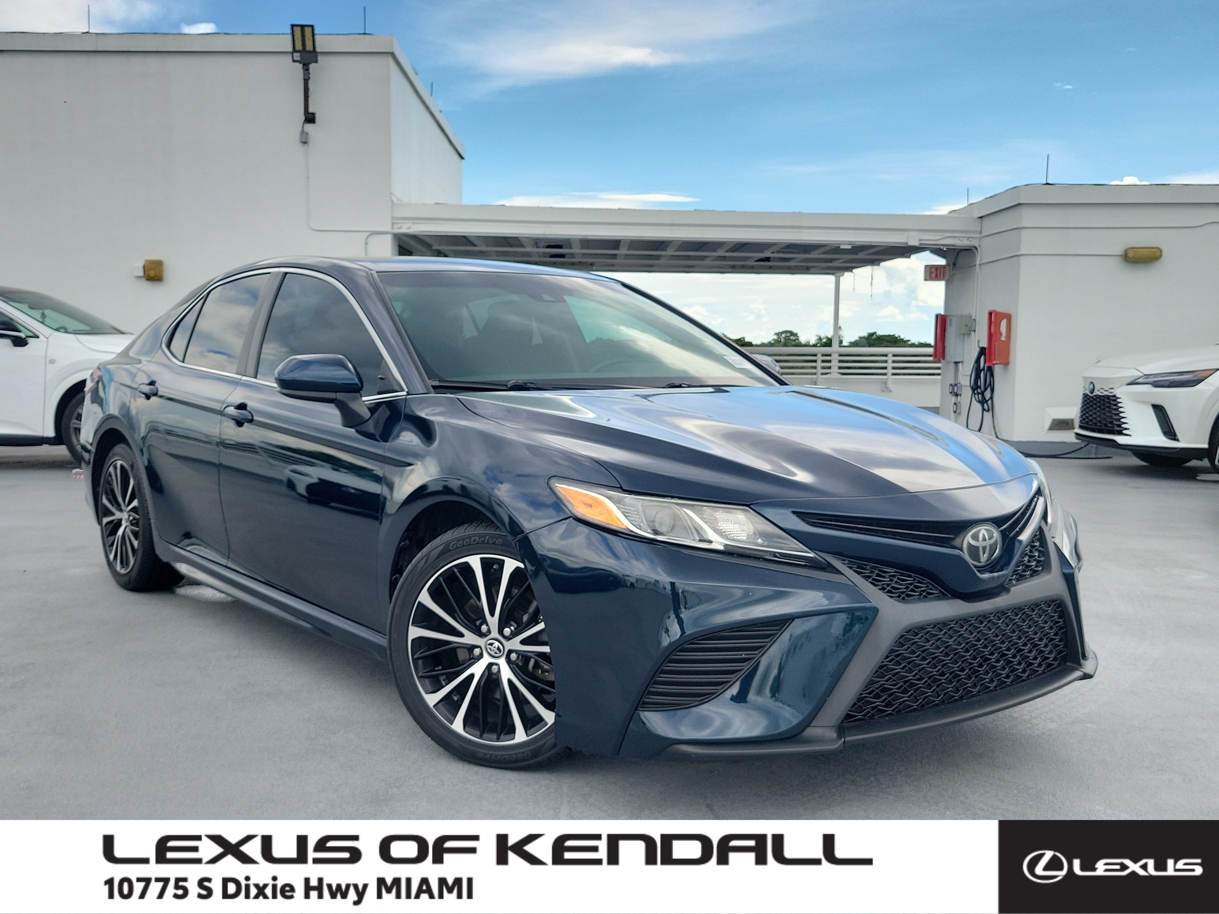 Used 2018 Toyota Camry SE FWD image 1