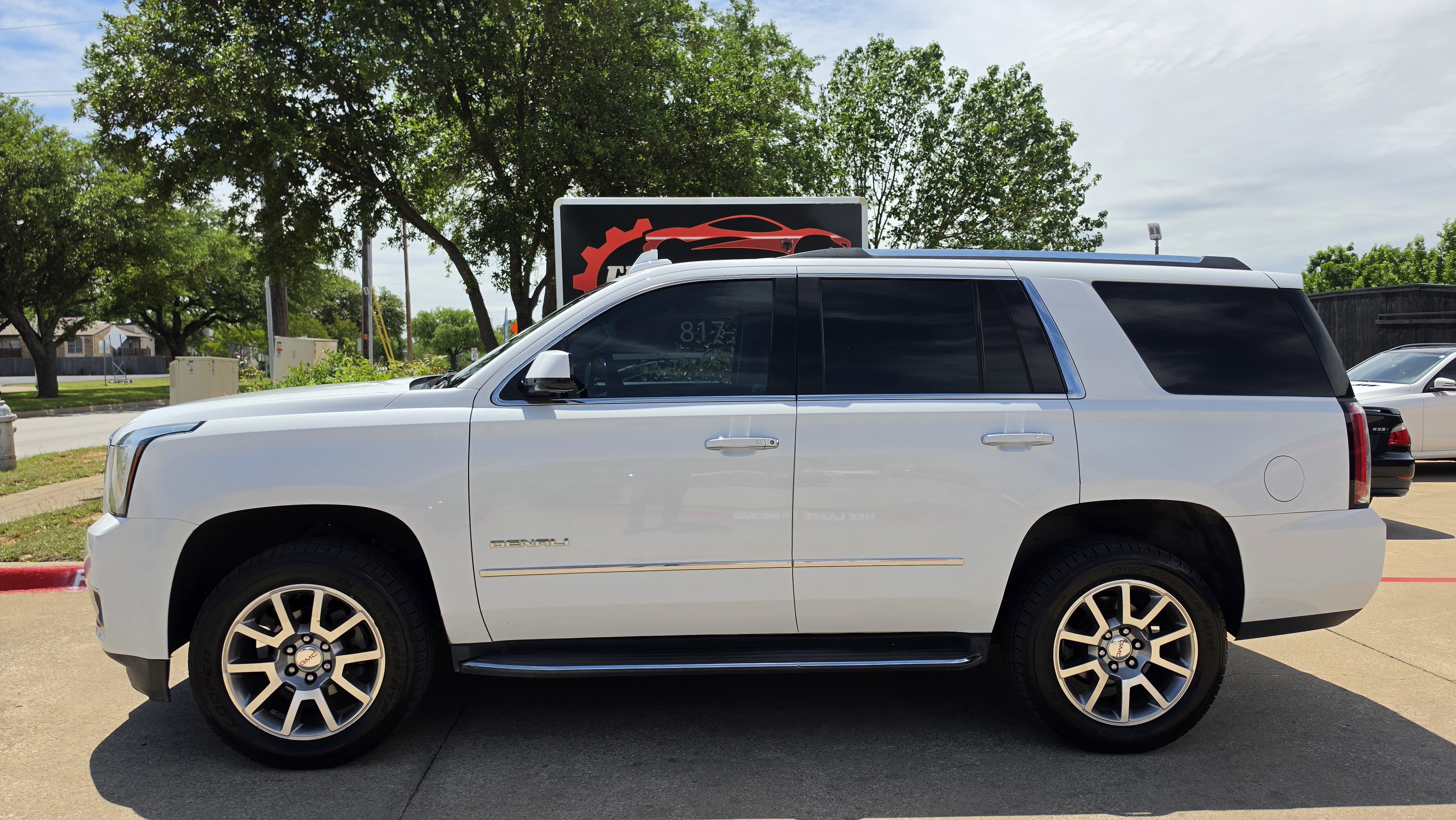 Used 2018 GMC Yukon Denali RWD image 2