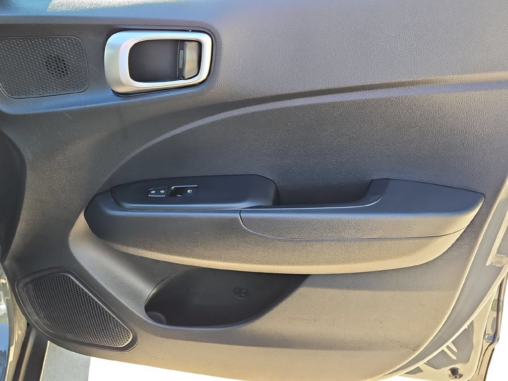 Used 2025 Hyundai Venue SEL FWD image 33