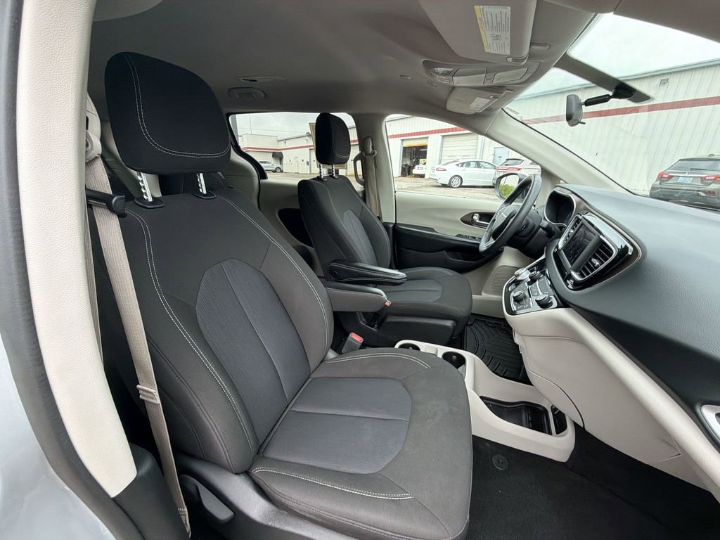 Used 2022 Chrysler Voyager LX FWD image 25