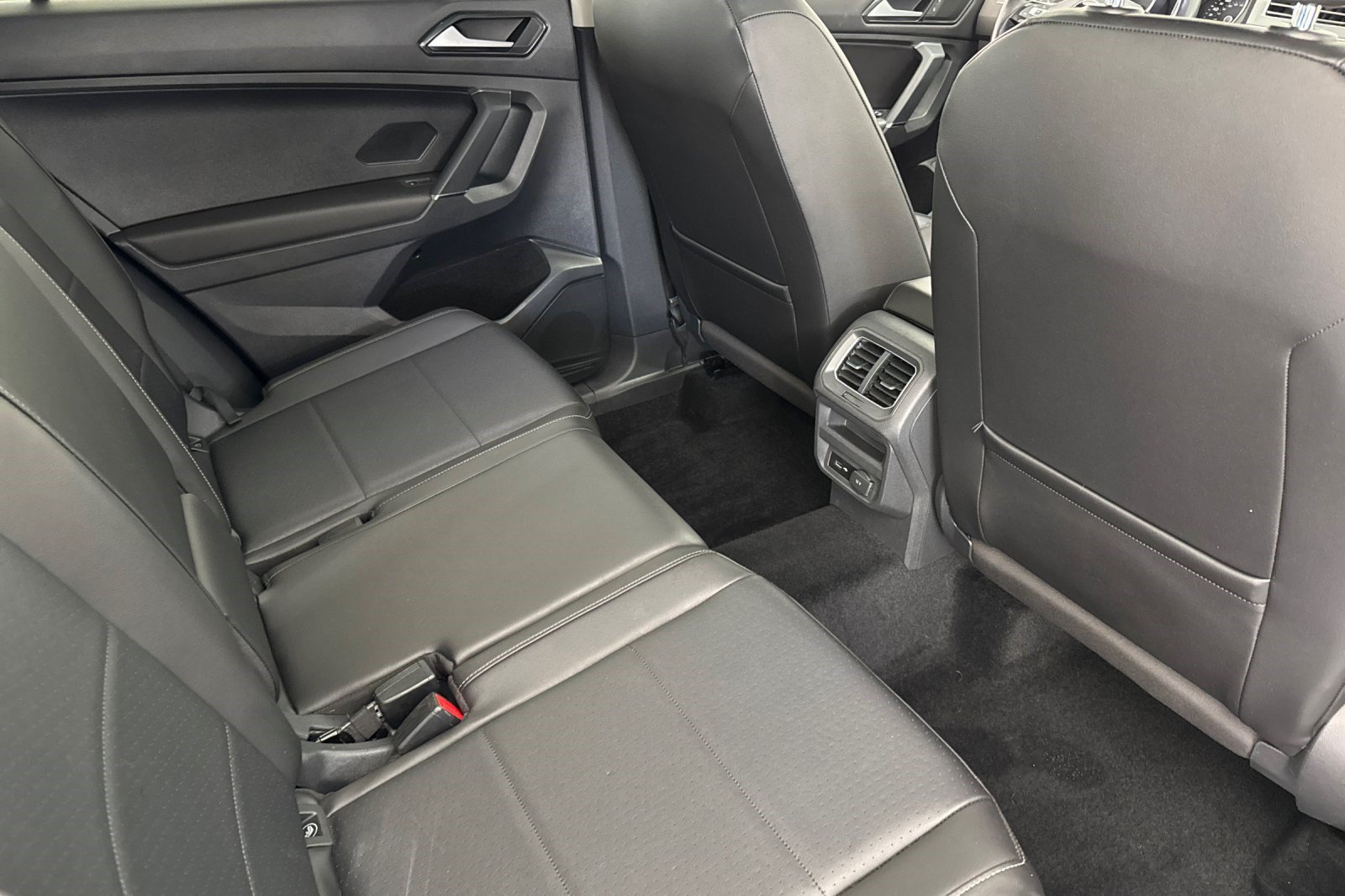 Used 2018 Volkswagen Tiguan SEL AWD/4WD image 33