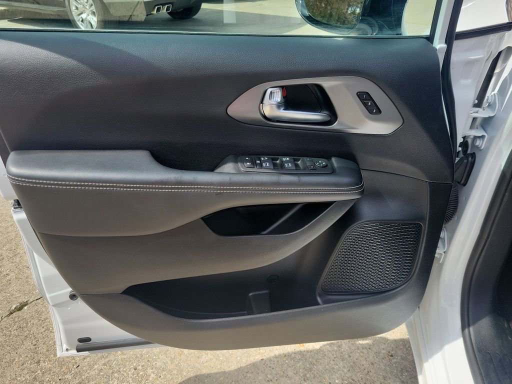 Used 2025 Chrysler Pacifica Select image 13