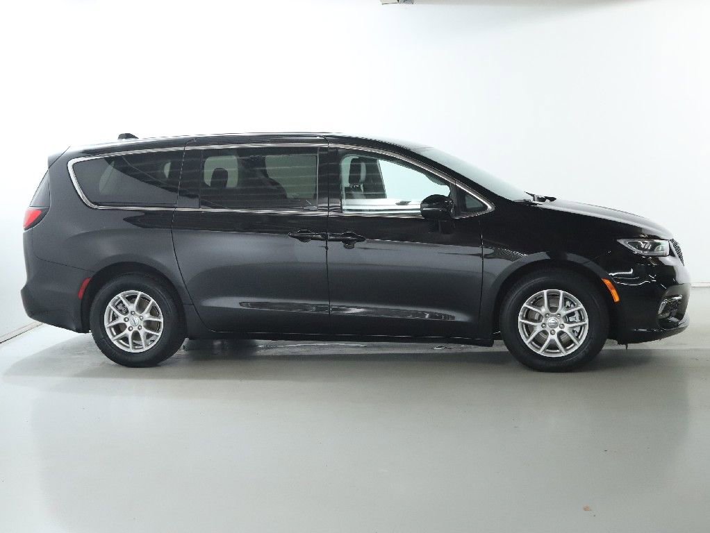 Used 2024 Chrysler Pacifica Touring-L image 11