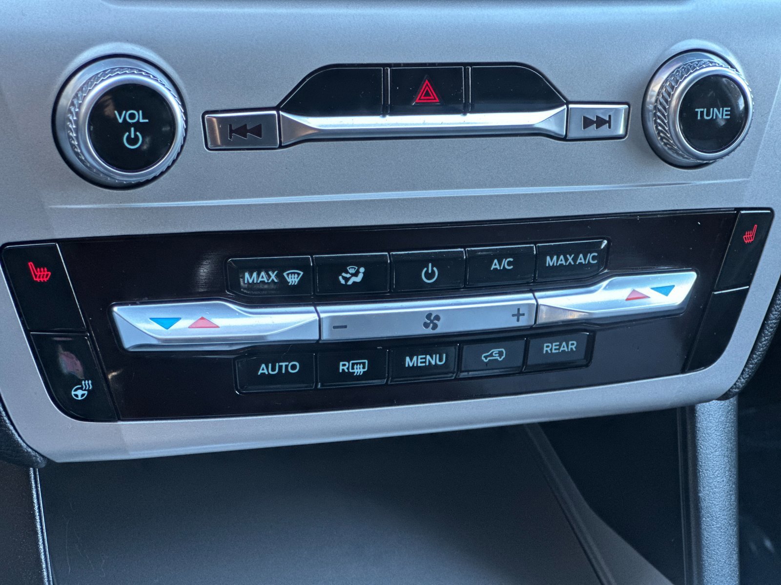 Certified 2022 Ford Explorer XLT w/ Equipment Group 202A image 23