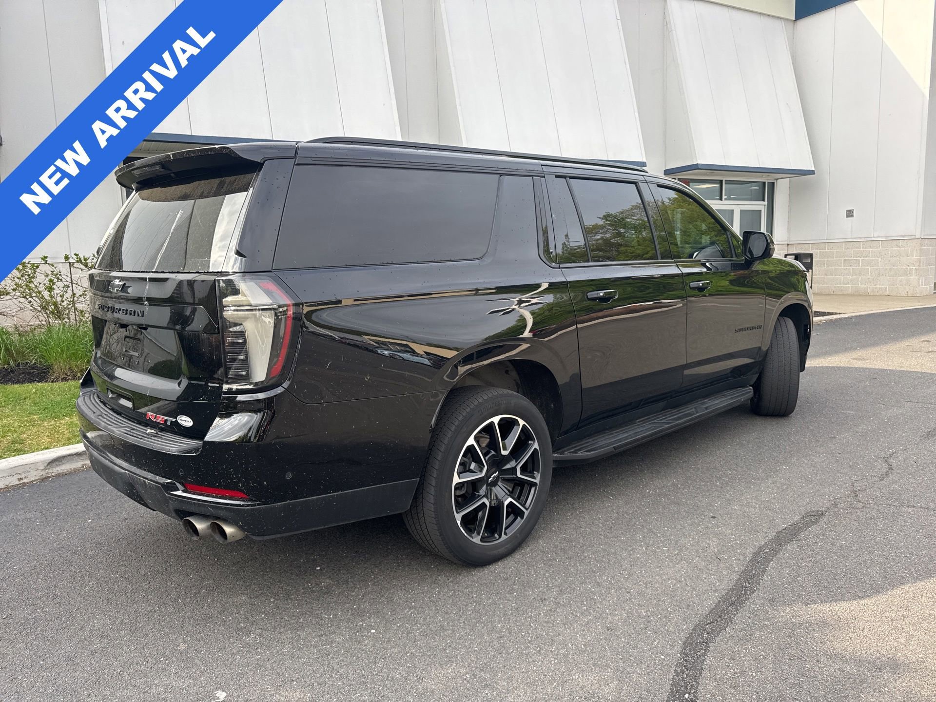 Used 2025 Chevrolet Suburban RST w/ RST Capability Package AWD/4WD image 2