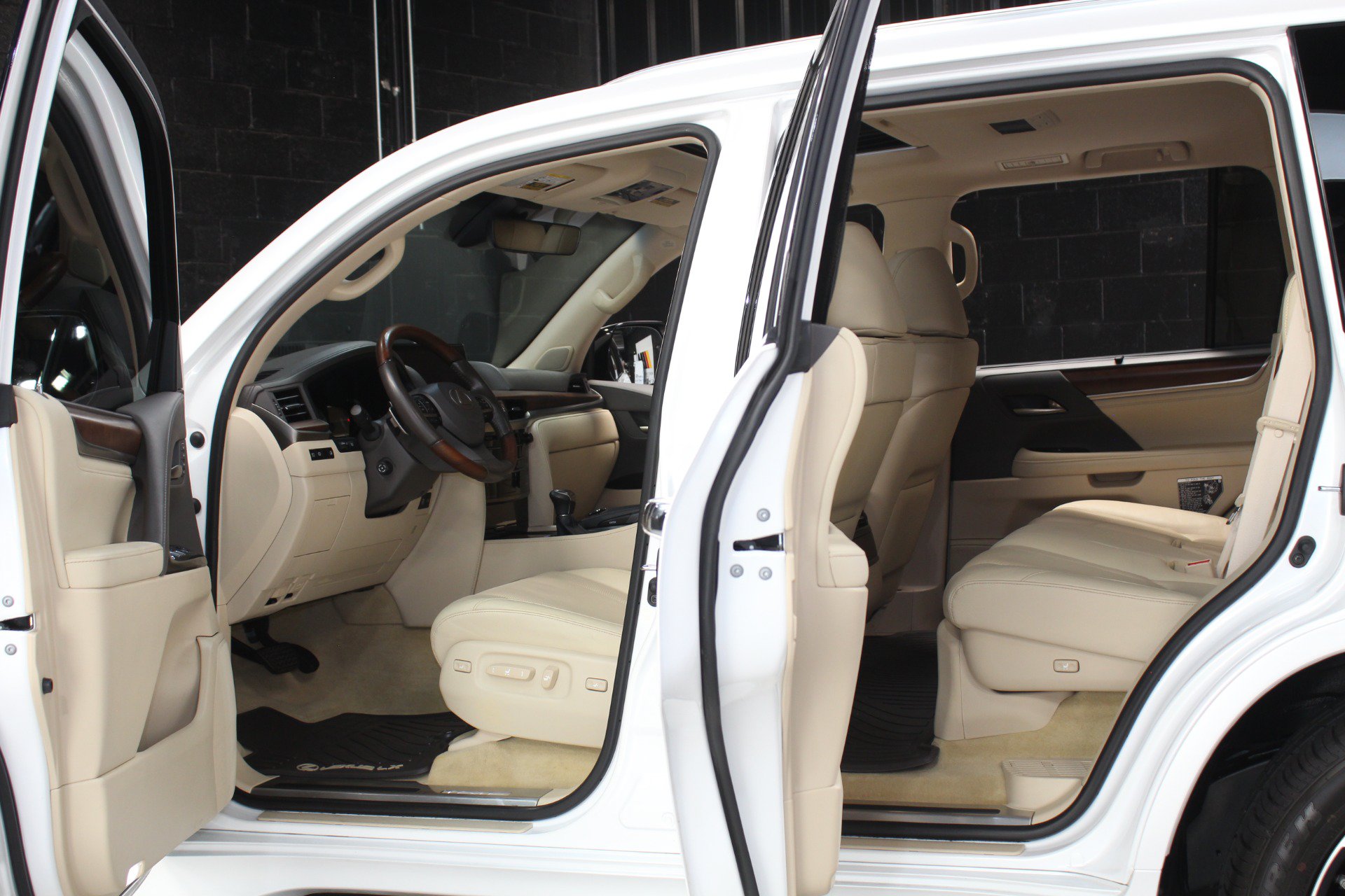 Used 2021 Lexus LX 570 4WD w/ Luxury Package image 27