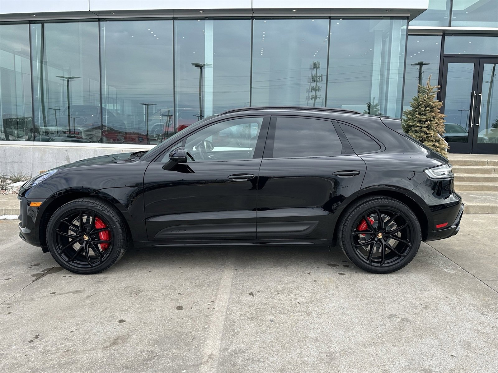 Certified 2024 Porsche Macan GTS image 2