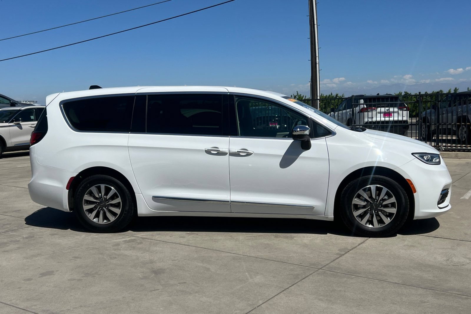 Used 2023 Chrysler Pacifica Limited FWD image 3