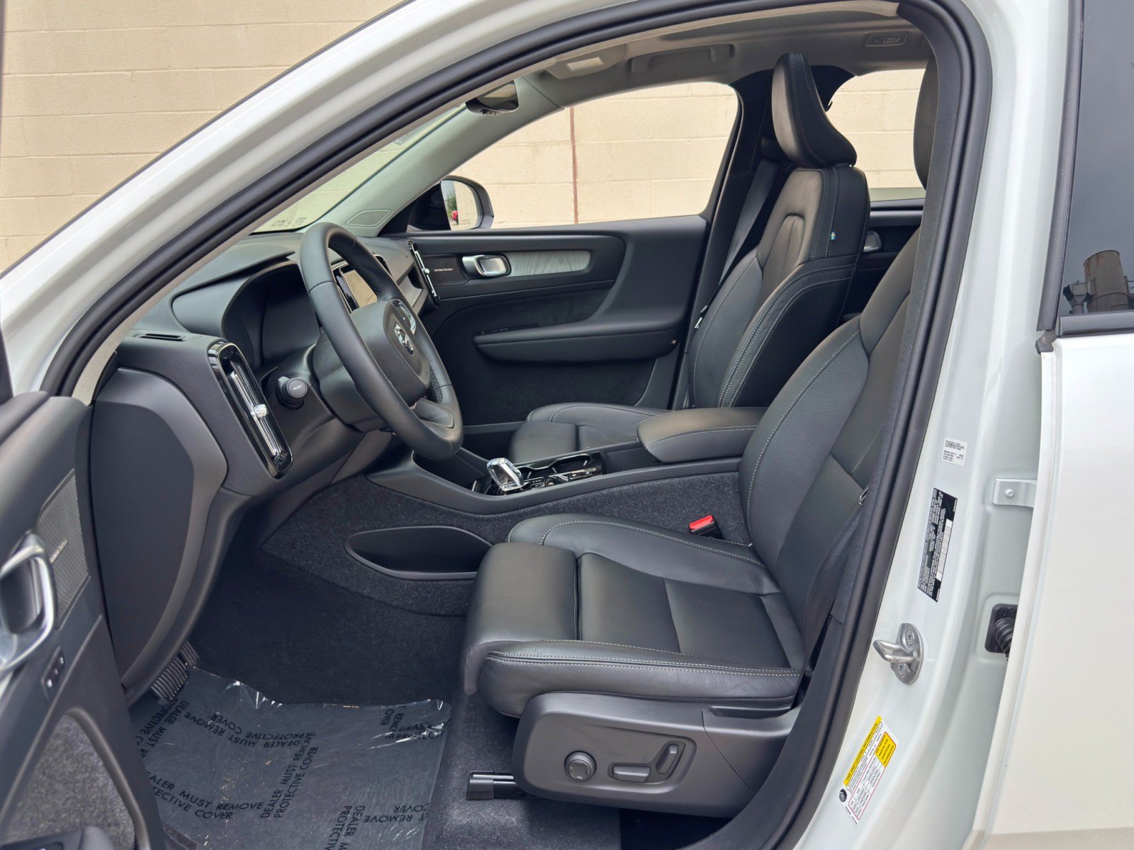 Used 2025 Volvo XC40 B5 Plus w/ Protection Package Premier AWD/4WD image 17