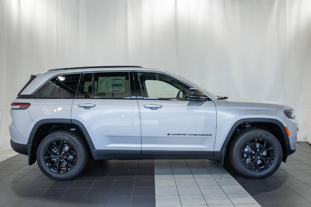 New 2026 Jeep Grand Cherokee Altitude AWD/4WD image 3