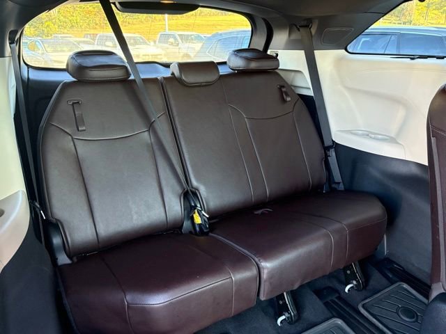 Used 2021 Toyota Sienna Platinum image 30