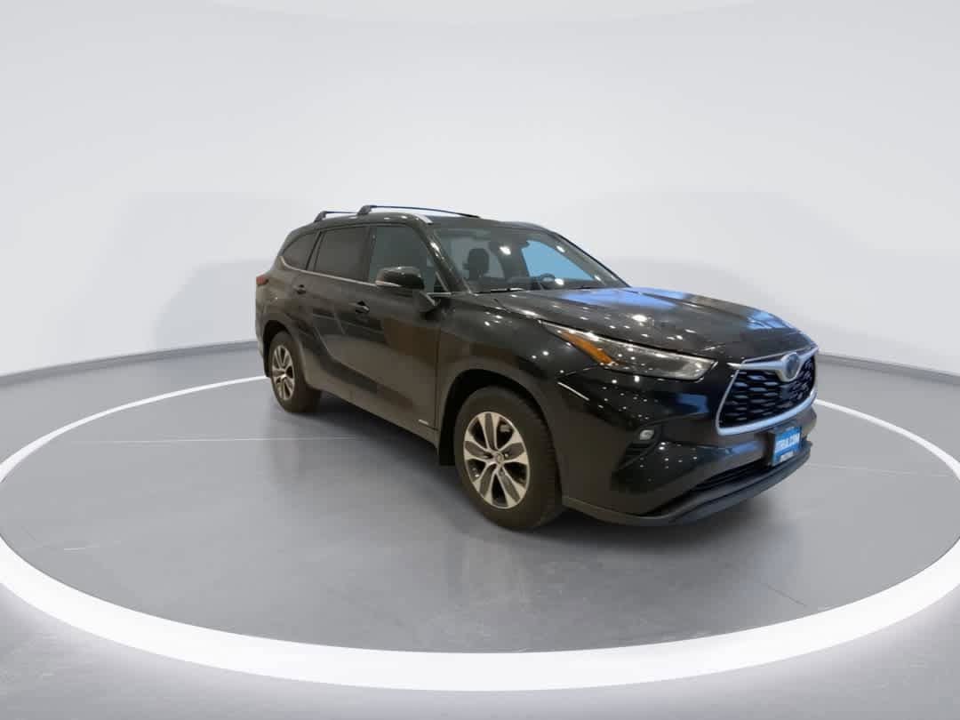 Used 2022 Toyota Highlander XLE AWD/4WD image 2