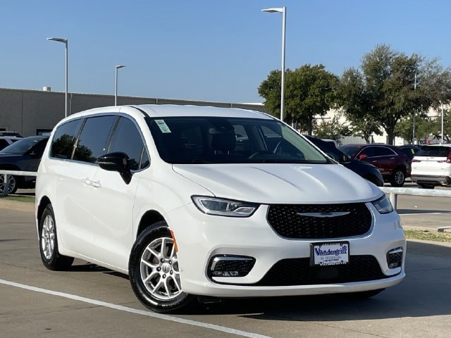 Used 2024 Chrysler Pacifica Touring-L FWD image 2